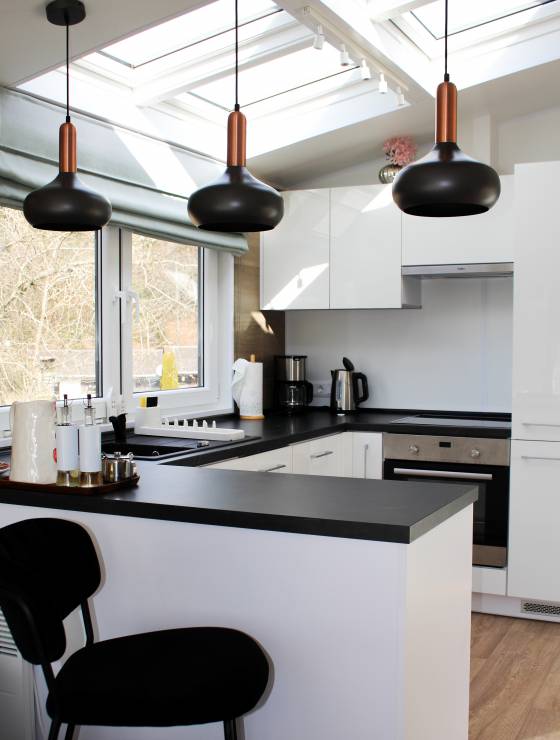 Küche in Schwarz Weiß im Tinyhouse nahe Passau an der Donau
