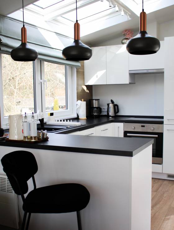Küche im Tiny House mit weiß und schwarzen Elementen