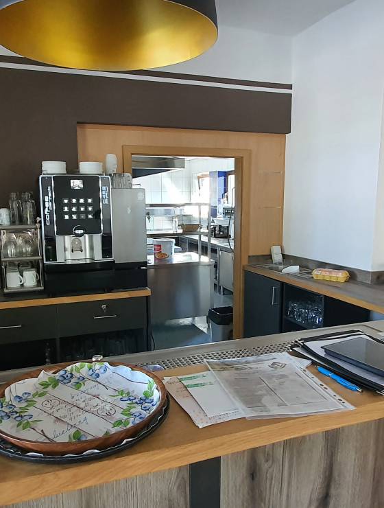 Theke von Miahs Bistro mit moderner Kaffeemaschine