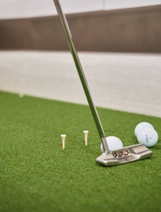 Golfschläger mit Ball vorm Abschlag
