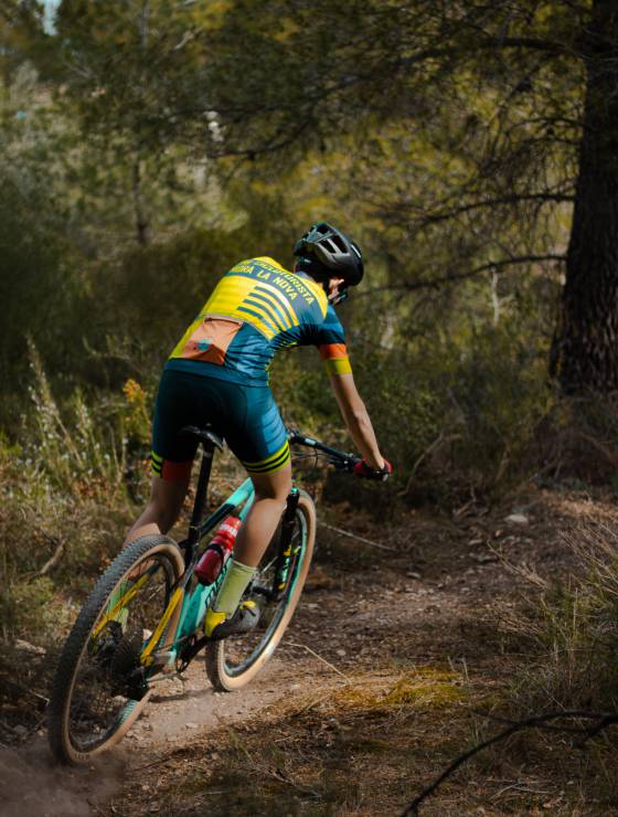 Mountainbiker im Wald