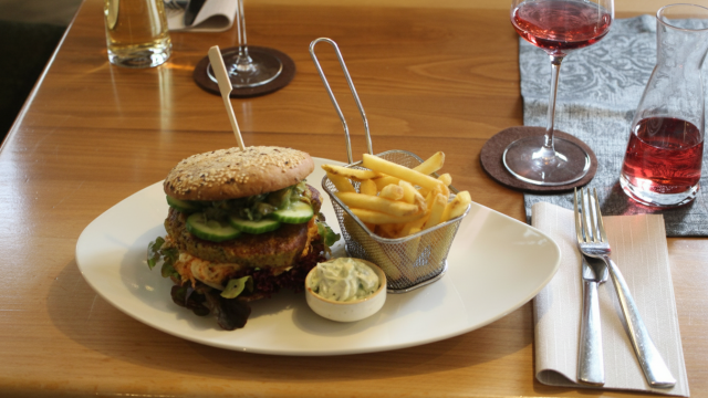Burger mit Pommes und Soße im Restaurant