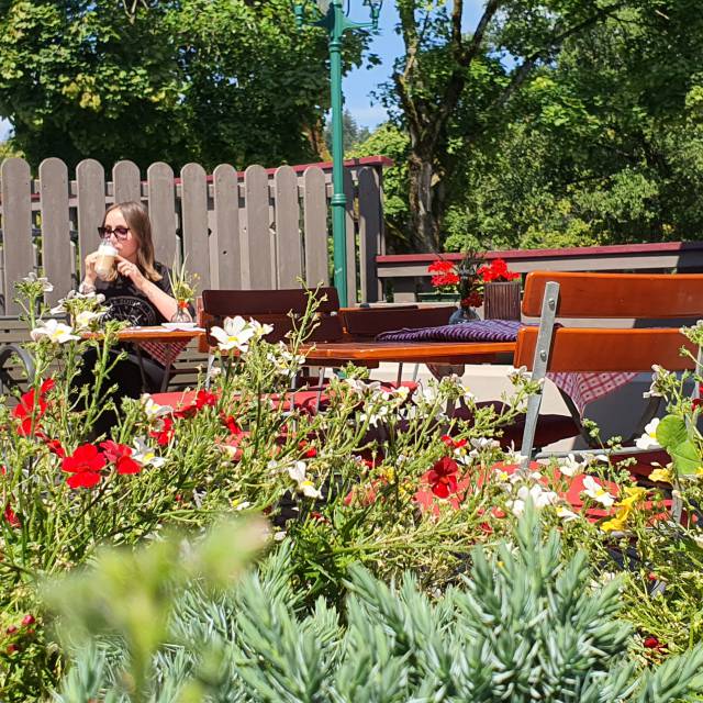 Person genießt einen leckeren Kaffee im Biergarten